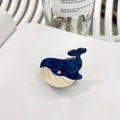 Vue macro de la pince à cheveux baleine en acétate bleu avec texture marbrée lisse - Mini Baleine Bleu Blanc / Environ 2 cm