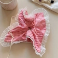Détail d'un chouchou à carreaux rouges et blancs avec dentelle fine et rubans blancs - Chouchou En Dentelle À Carreaux Roses Nœud Blanc