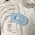 Elegante molletta per capelli azzurra effetto marmo con finitura perlescente su un libro - Blu Sfumato Glitter / 10.5cm