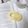 Elegante molletta per capelli giallo chiaro marmorizzata su libro e tazza di ceramica - Giallo Sfumato Scintillante / 10.5cm