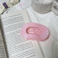 Haarklammer mit rosa Perlmutt-Marmorierung auf Vintage-Buch und Spitze platziert - Glitzer Sakura Rosa / 10.5cm