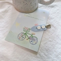Close-up of blue daisy duckbill clip with white flowers and yellow stamens - White Daisy - Solid Blue