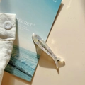 Dettaglio del fermaglio per capelli in acetato a forma di pesce con finitura perlata - Clip Pesce a Traforo con Strass / Bianco Viola Cangiante