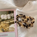 Pinza per capelli in acetato tartarugato con accenti dorati e motivo a macchie crema - Tartarugato-Pretzel (8cm)