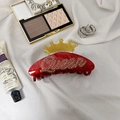 Eleganter dunkelroter Haarklammer aus Acryl mit Queen-Schriftzug und Kronen-Detail - Groß / Roter Strass - Gelbe Krone