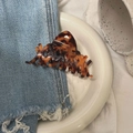 Pince à cheveux motif écaille de tortue style français sur denim et plat céramique - Griffe Queue de Phénix Étiquette Dorée / Tortoise