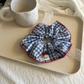 Chouchou à carreaux bleu et blanc avec bord ondulé rouge, bouton décoratif et dentelle - Chouchou à Boutons / Bord Rouge Plaid Bleu (HAPPY PEACH)