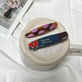 Set aus zwei Vintage-Haarspangen mit Herz und Bernstein-Schildpatt auf weißer Tasse - Gold Label American Retro Clip / Rotes Herz Rosa Schildpatt