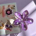 Dettaglio del fermaglio a fiore viola con stampe di teschi e fantasmi di Halloween su vassoio - Base Viola Fantasma Ragnatela Fiore Molletta