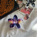 Détail d'une pince à cheveux fleur avec motif galaxie violet et petits fantômes d'Halloween - Violet Fantôme Coloré