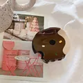 Schattige donut haarklem met chocolade roomglazuur en kleurrijke hagelslag details - Chocolade Donut