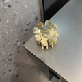 Dettaglio della molletta per capelli a fiore in acetato marmorizzato cangiante - Circa 5cm / Marmo Blu e Bianco