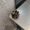 Dettaglio di un mollettone in acetato a forma di fiore con motivo a tartaruga lucida - Circa 5cm / Tartarugato Lucido
