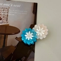 Detalle de cerca de pinzas para el cabello con margaritas 3D en colores azul y blanco - Azul y Blanco / Azul