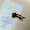 Barrette chat en acétate écaille de tortue avec détails dorés sur carte illustrée - Écaille de Tortue Brillante