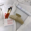 Pinza para el pelo retro de acetato crema con lunares marrones sobre tela blanca - Amarillo Lunares Pinza Retro