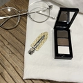 Paleta de polvos para cejas y sombras de tres colores en estuche negro con espejo - Clip Sin Marcas / Amarillo (Lunares Marrones)