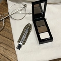 Pinza para el pelo de lunares y paleta de cejas de tres colores en un escritorio de madera - Clip Sin Marcas / Verde Oscuro (Lunares Amarillos)
