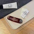 Detalle de un pasador de pelo grande en carey sobre una bandeja blanca con estilo elegante - 11.5CM / Carey Mate