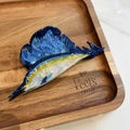 Dettaglio di un fermaglio per capelli in acetato a forma di pesce con sfumatura blu - Pesce Vela (coda Blu)