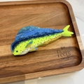 Dettaglio di un fermaglio per capelli in acetato a forma di pesce con trama perlata - Verde Fluorescente-kirin