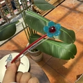 Pince à cheveux élégante en acétate avec fleur en résine turquoise sur tige laquée rouge - Grande Fleur Pince en Acétate / Cyan
