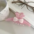 Dettaglio della pinza per capelli in acetato rosa con fiocco crema e strass lucido - Fiocco Bianco Pinza Orecchia Coniglio Rosa