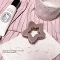 Détail d'une pince à cheveux étoile mate mauve avec ressort doré sur papier texturé - Rose Nude Foncé - Pince Étoile Ajourée (environ 7,5cm)