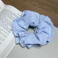 Elastico per capelli a righe bianche e blu su libro, stile retrò elegante e scozzese - Righe Blu