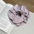 Elegante elastico per capelli a righe viola in tessuto su uno sfondo di libro d'epoca - Righe Rosa