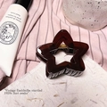 Détail de la pince à cheveux en forme d'étoile marron translucide avec ressort doré - Brun Camel - Pince Étoile Ajourée (environ 7,5cm)