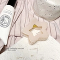 Vue détaillée d'une pince à cheveux en étoile crème posée sur un tissu élégant - Blanc Crème - Pince Étoile Ajourée (environ 7,5cm)