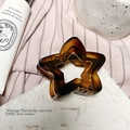 Détail d'une grande pince à cheveux étoile ambrée avec une finition brillante polie - Écaille Brillant - Pince Étoile Ajourée (environ 7,5cm)