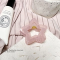 Détail de la pince à cheveux rose en forme d'étoile avec résine transparente et ressort métal - Rose Gelée - Pince Étoile Ajourée (environ 7,5cm)