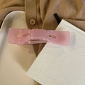 Detailansicht einer rosa Haarspange aus Harz in Schleifenform auf Strickstoff - Gelee Rosa