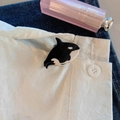 Graziosa clip per capelli a forma di orca bianca e nera come accessorio su una camicia bianca - Nero Bianco-Balena Mini