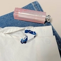 Pinza de pelo de ballena azul y blanca sobre denim con lápiz labial de fondo - Azul Blanco-Tiburón Mini