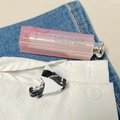 Detalle de una pinza para el pelo de gato blanco y negro y bálsamo labial sobre denim - Negro Blanco-Tiburón Mini