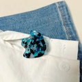 Detalle de pinza para el cabello con manchas azules y negras sobre camisa blanca y denim - Azul Negro-Medusa Brillante Transparente Mini