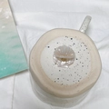 Primer plano de pinza para el pelo de concha en acetato perlado con resorte dorado - Concha Blanca Perlada