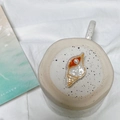 Detalle del clip de pelo de concha con bordes dorados, perla blanca y esmalte naranja - Caracola de Perla