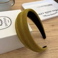 Detalle de diadema de terciopelo acolchada con forro antideslizante para volumen - Amarillo Jengibre