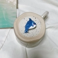 Vue détaillée d'un mug en céramique moucheté avec couvercle en forme de dauphin bleu mignon - Dauphin Bleu Foncé