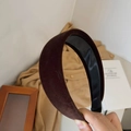Detalle de diadema de terciopelo marrón con estructura acolchada y forro de satén - Marrón