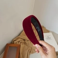 Diadema ancha de terciopelo burdeos clásica con diseño acolchado para estilo vintage - Rojo