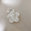 Pince à cheveux fleur blanche élégante avec texture perlée et relief sur carte - Fleur Blanche - Petit