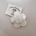 Elegante molletta per capelli a fiore bianco con finitura perlata e dettaglio inciso - Fiore Bianco - Medio