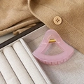 Detail der 6cm hohlen dreieckigen Haarklammer in transparentem Rosa mit Goldfeder - Gelee Rosa