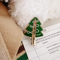 Detail der Weihnachtsbaum Haarklammer mit grünem Emaille und goldenem Entenschnabelclip - Kleiner Weihnachtsbaum Clip