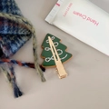 Detailansicht der Weihnachtsbaum-Haarklammer mit Festtagsmuster auf warmem Strickstoff - Mittlerer Weihnachtsbaum Clip mit orangefarbenem Rand